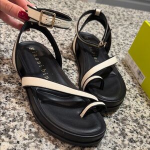 Gianni Bini Black and Cream Women's Sandals